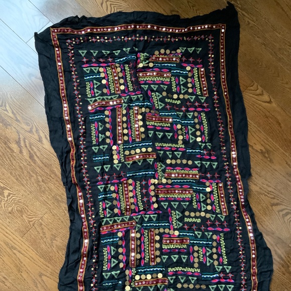 LUCKY BRAND Large Scarf with Embroidery and Embellishments - Picture 6 of 7